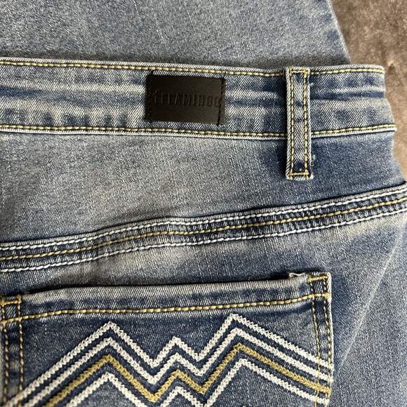 ⭐️Flamingals Light Wash Straight Jeans NWT [AA229] - Picture 8 of 9